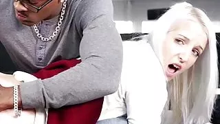 Liz Rainbow bekommt einige interracial Arschspiele