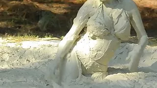 Bikini Mädchen im Schlamm