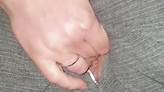 Amateur fingert durch zerrissene Hosen