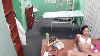 Cheating patient seduce doc to eat pussy