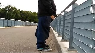 Meinen kleinen Schwanz auf einer Brücke zu zeigen