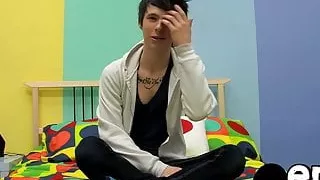 Dylan Scouville wichst seinen harten Schwanz und bläst eine heiße Ladung