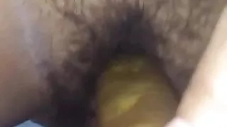 Con la verga en el culo y dildo en su panocha peluda