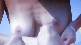 Laura packt die Titten ein