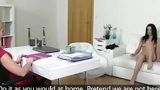 Les Agentin verführt Dienstmädchen beim Casting