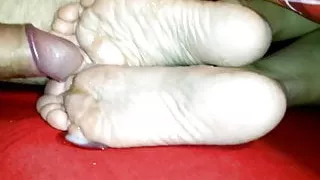 Cum on girlfriends small sexy soles Footfetish