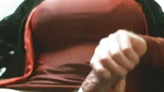 Sie spielt in einem neuen engen roten Kleid.