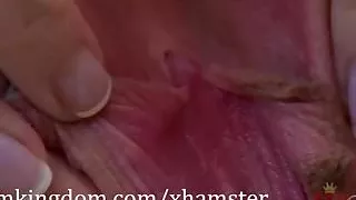 Julia Rae berührt sich selbst