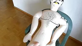 Ausprobieren der männlichen Puppe