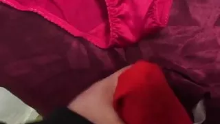 Sperma auf den Schlüpfer der Schwiegermutter zu spritzen.