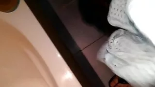 mit slip auf die flip flops meiner freundin wichsen