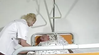 Krankenschwester hilf alten Patienten mit einem Fick im KH