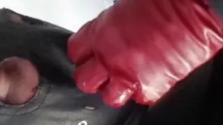 Sauber lecken der Lederhandschuhe