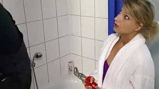 Notgeile Tochter fickt den Handwerker als alleine zu Hause