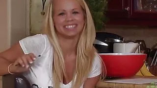 Britney Young zeigt ihre schönen Brüste bei einem Interview