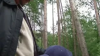 Politesse lange nicht gefickt und laesst sich im Wald bumsen