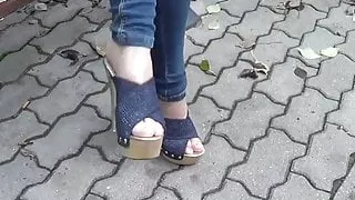 Me exibindo de Tamanco Alto com Plataforma e Tiras