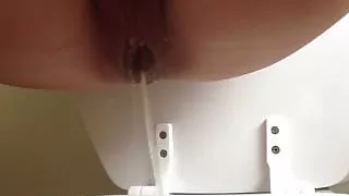 peeing big lips pussy