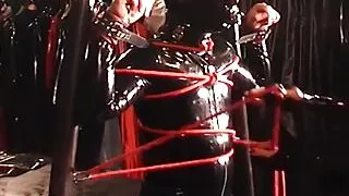 Lady Marlon und Lady Mercedes in DIE LEIDEN DES GUMMISKLAVEN