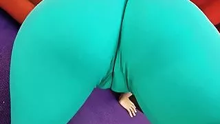 Erstaunliche Big Round Ass Fat Cameltoe Stretching in Tight Spandex