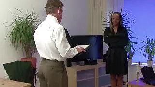 Geiler Teeny bezahlt den Gerichtsvollzieher mit einem Fick 1