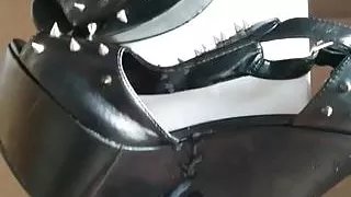 Schwarze hohe Keile mit Stacheln Cumshot
