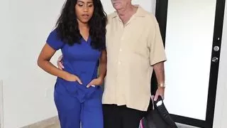 Nubische Teenie-Schönheit spuckt auf hübsches Gesicht