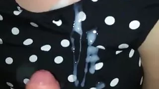 Se mete el dedo mientras le acabo encima