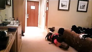 Daniella mit Kapuze auf dem Boden