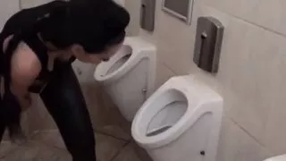 Mira Grey pisst ihm in die Fresse