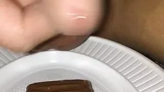 Sperma auf Ritter Sport und essen es