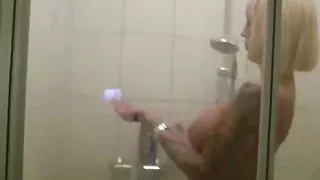 Deutsche heiße MILF in der Dusche gefangen und zum Ficken verführt