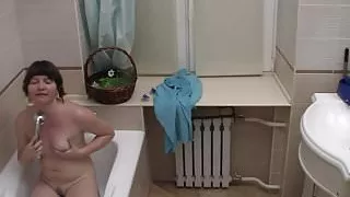 Chick films herself acting nasty in the bathroom