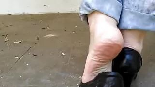 Brincando e exibindo meus pezinhos SCARPIN PRETO