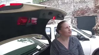 Jungspund darf MILF Taxifahrerin fuer ein kleines TG ficken