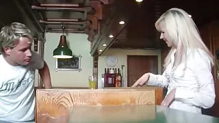 Geile Teeny Kellnerin nach Feierabend direkt gefickt