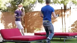 Schwuler Hengst wird beim Pokemon Go spielen geknallt