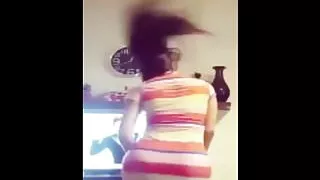 Guzel Oynatiyor Arkayi Saclari Savurarak