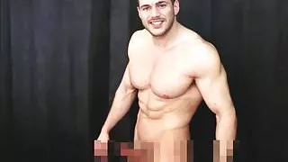 Muskulöse Brustmuskeln und ein steifer Schwanz