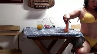 Safada se masturbando com consolo.