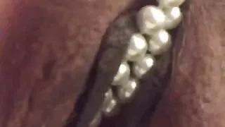 Nur eine kleine Perle spielt mit ihrer großen Muschi