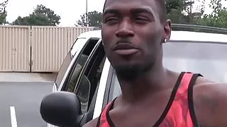 Mason Brooks nimmt einen schwarzen Schwanz in den Arsch