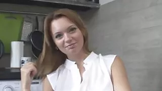 Echte Süße und ihre ungezogene Session in der Küche