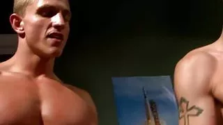 Hetero-Amateur lutscht zwei Schwänze