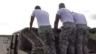 Militärbolzen ficken Arsch und Schwanz im Freien