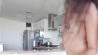 Kleinwüchsige Latina Transfrau bereitet sich auf Szene vor