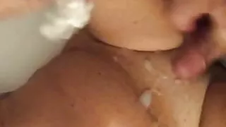 Masturbierender Lady zwischen die Beine gespritzt.