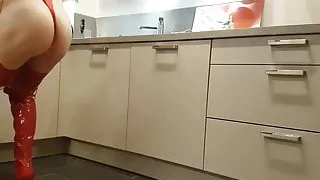 DWT Nutten Boy-Sau bei der Hausarbeit