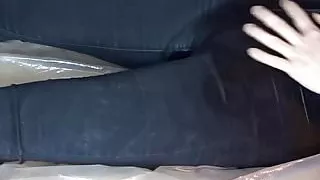 Orgasmus in eingepisster Jeans