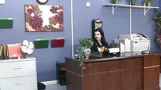 Secretaria disfruta venida interna del jefe